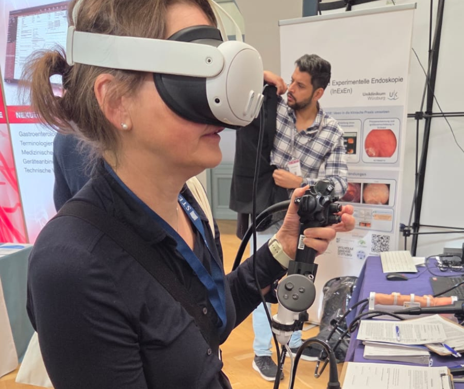 Pflegekraft aus dem Lungenzentrum Coswig mit VR-Brille im virtuellen Raum