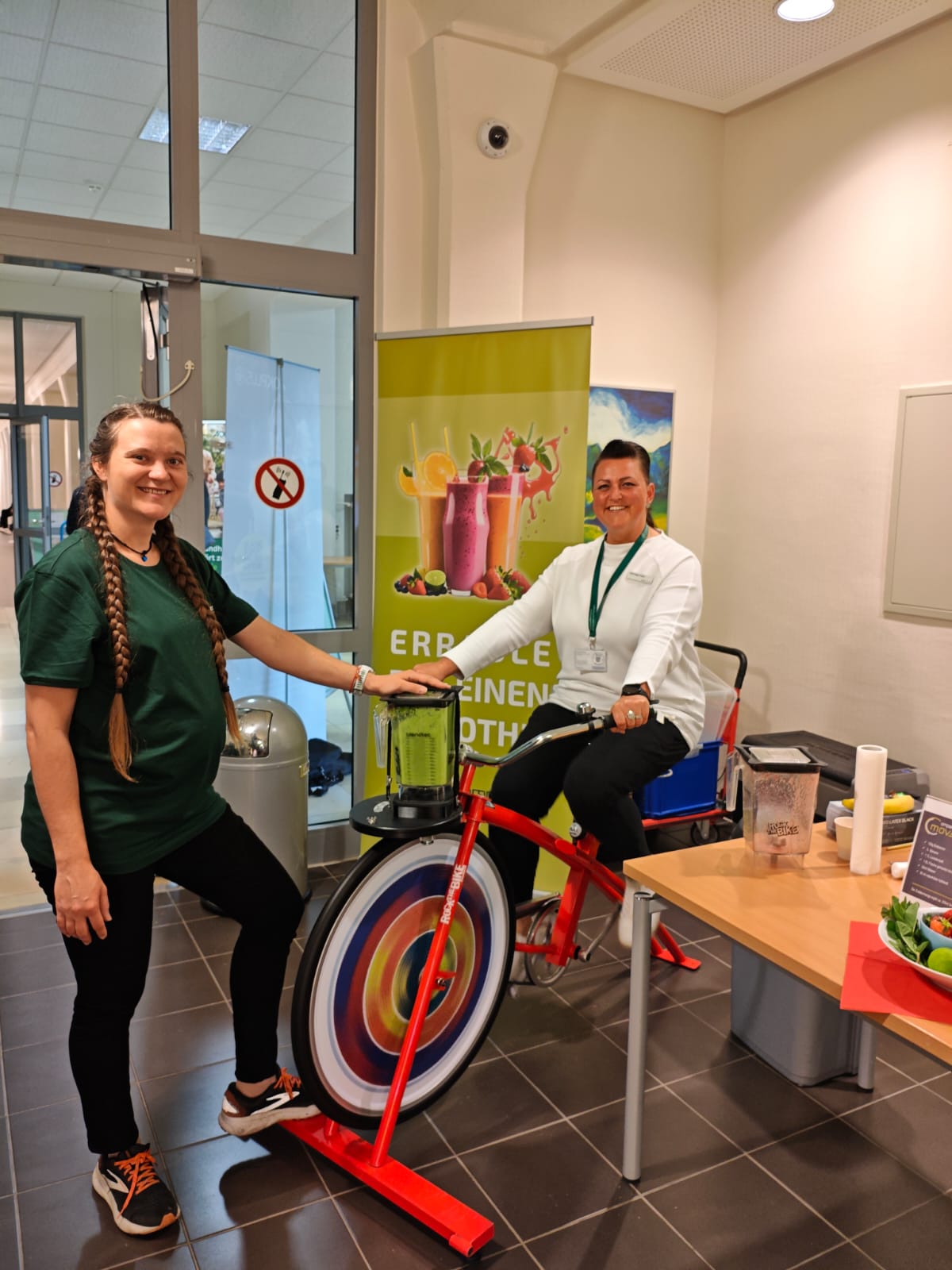 Zwei Mitarbeitende am Smoothie-Bike
