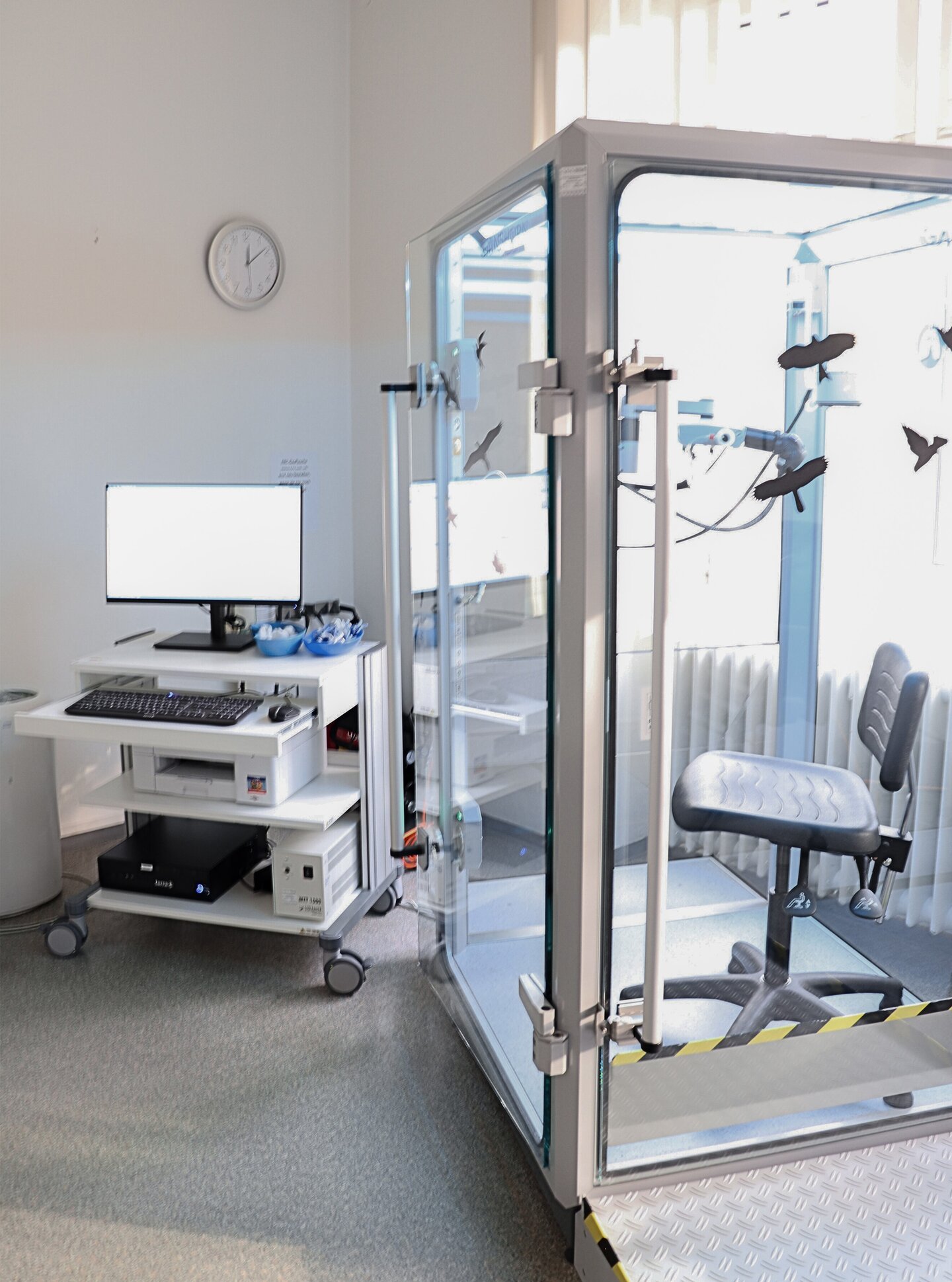 Das Bild zeigt ein der zwei neuen Bodyplethysmographie-Kabinen, die Lungen- sowie Atemparameter messen und obstruktive sowie restriktive Atemwegserkrankungen feststellen können. 