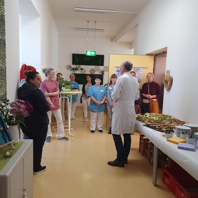 Das Bild zeigt Besucher, Mediziner und Pflegekräfte beim Tag der offenen Tür.
