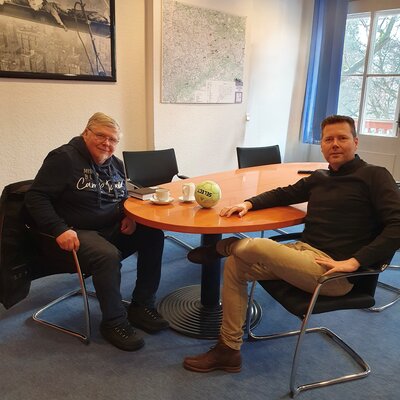 Steffen Kleber von der Coswiger Handballspielgemeinschaft (li.) mit Klinikgeschäftsführer Torsten Bochannek im Gespräch