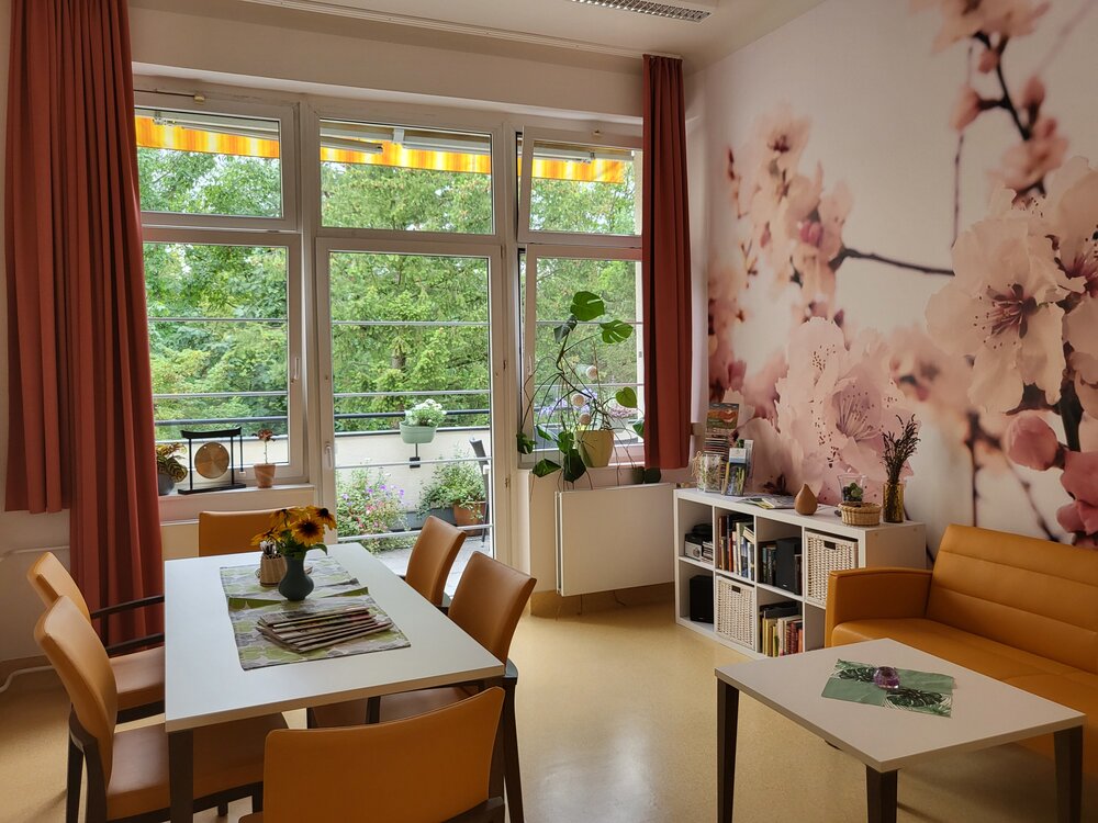 Das Bild zeigt einen Blick in den Aufenthaltsbereich der Palliativstation