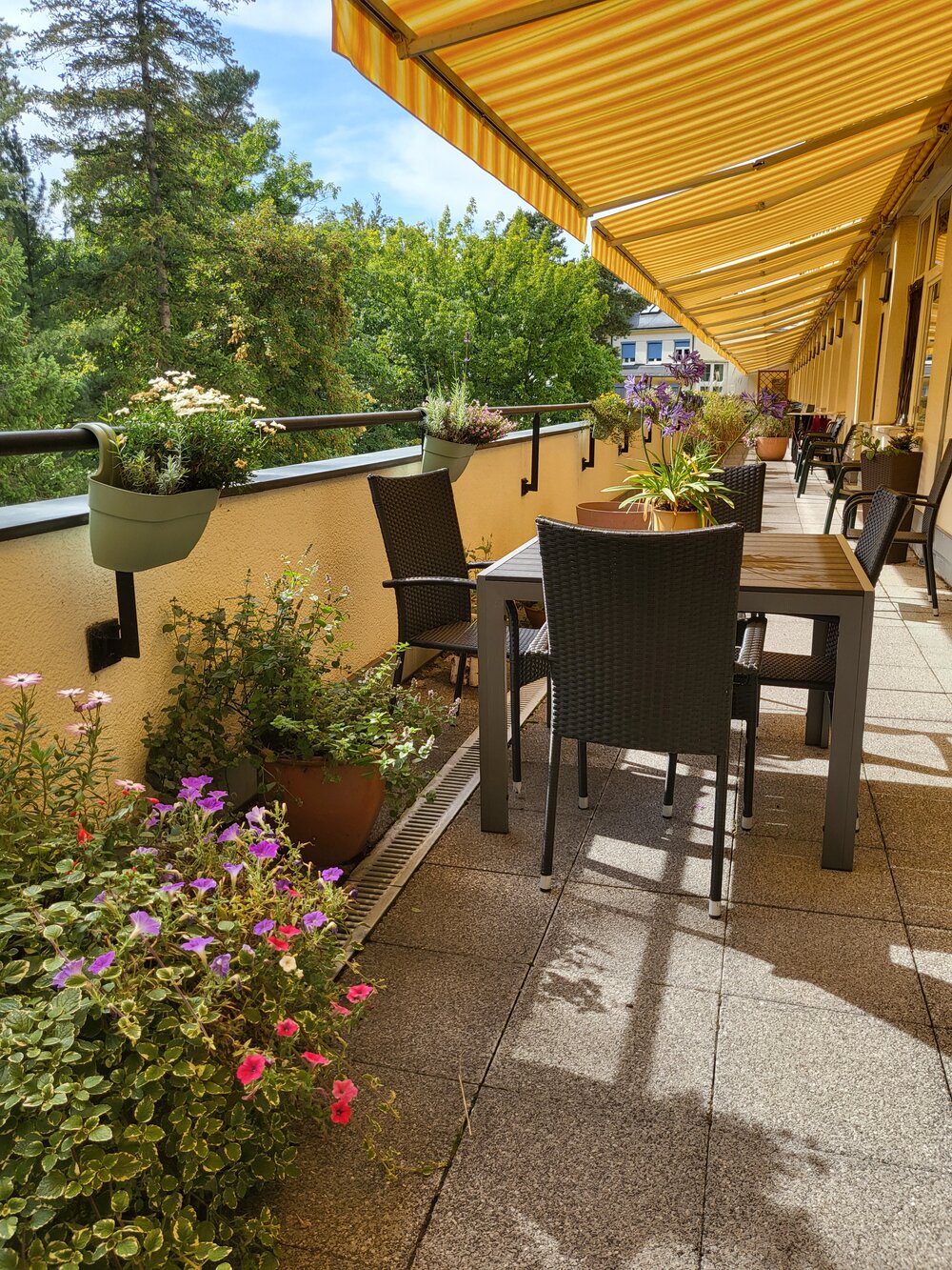 Rolläden spenden Schatten, wenn man gemütlich auf der Terrasse sitzt.