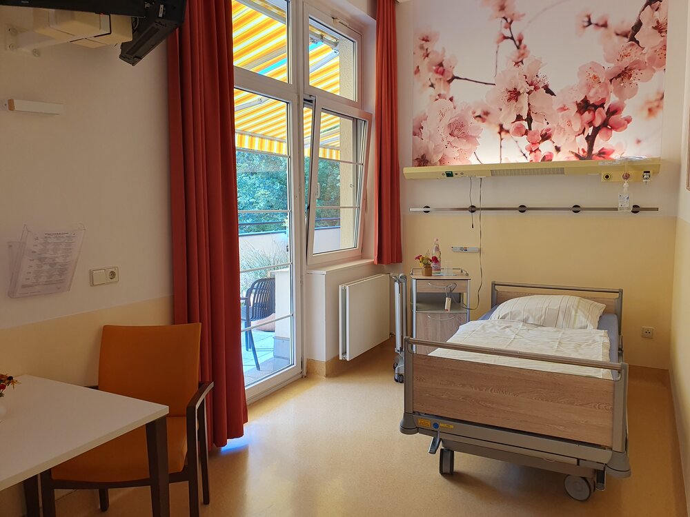Die Patientenzimmer sind ruhig und harmonisch eingreichtet.