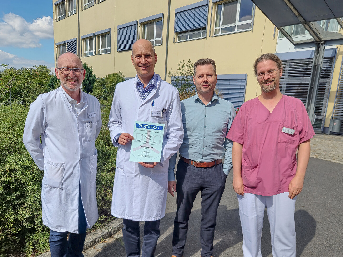 Vier Personen mit dem dem Zertifikat zum Exzellenzzentrum für Thoraxchirurgie