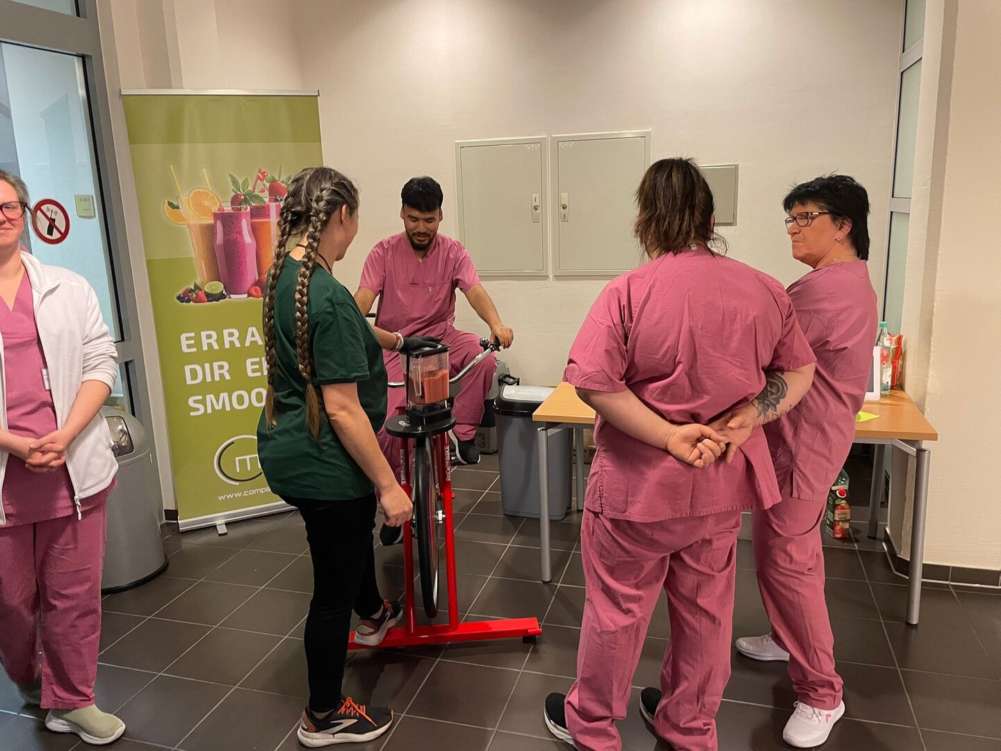 Mitarbeitende am Smoothie-Bike