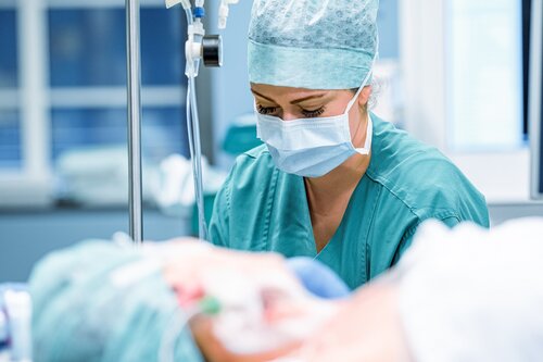 Mitarbeiterin mit liegendem Patient in der Thoraxchirurgie im Lungenzentrum Coswig