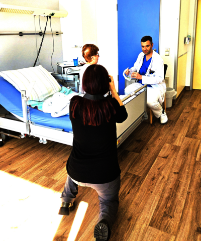 Dr. Baum im Interview mit der Redakteurin der DNN und der behandelten Patientin.